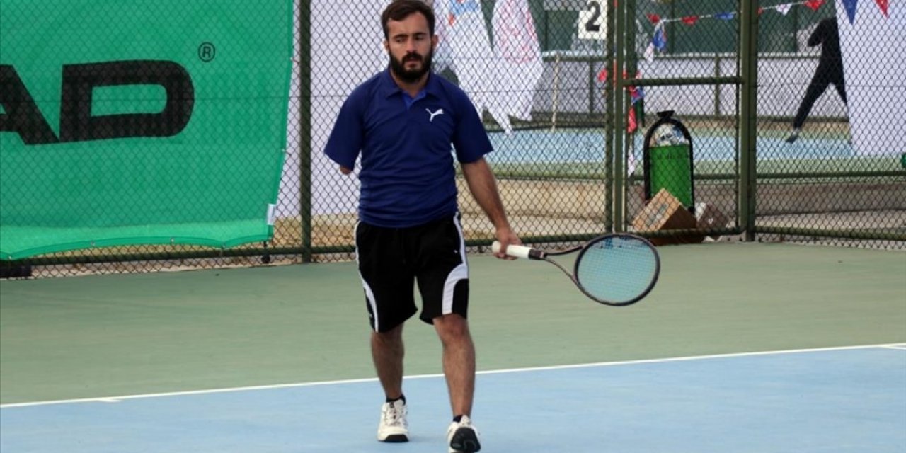 Tek kollu tenisçi, spor branşlarındaki başarılarıyla takdir topluyor