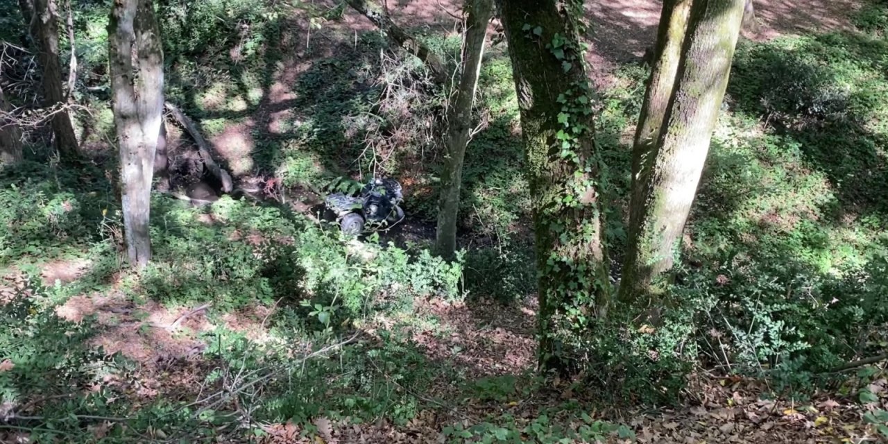 ATV ile ormanlık alanda gezerken metrelerce yükseklikten aşağıya yuvarlandılar