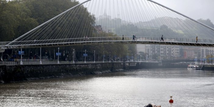 İspanya’da nehrin ortasına yerleştirilen heykel korkuttu