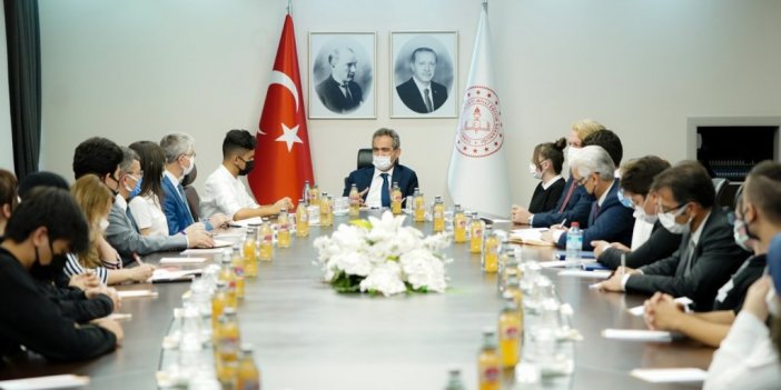 Bakan Özer, lise öğrencileriyle buluştu