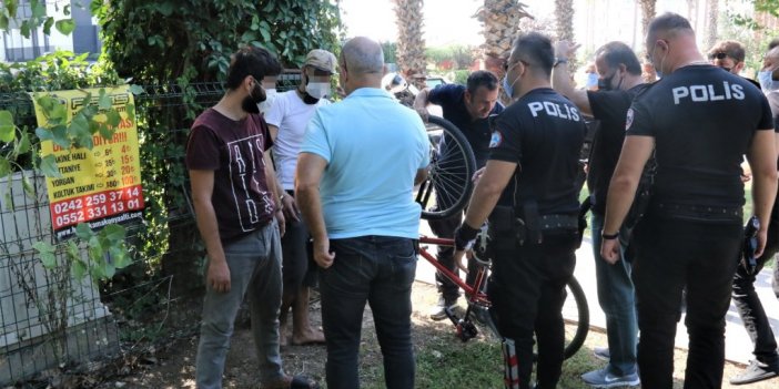 Rus kadının çantasını çaldılar, vatandaş peşlerine düşünce çantayı atıp kaçtılar