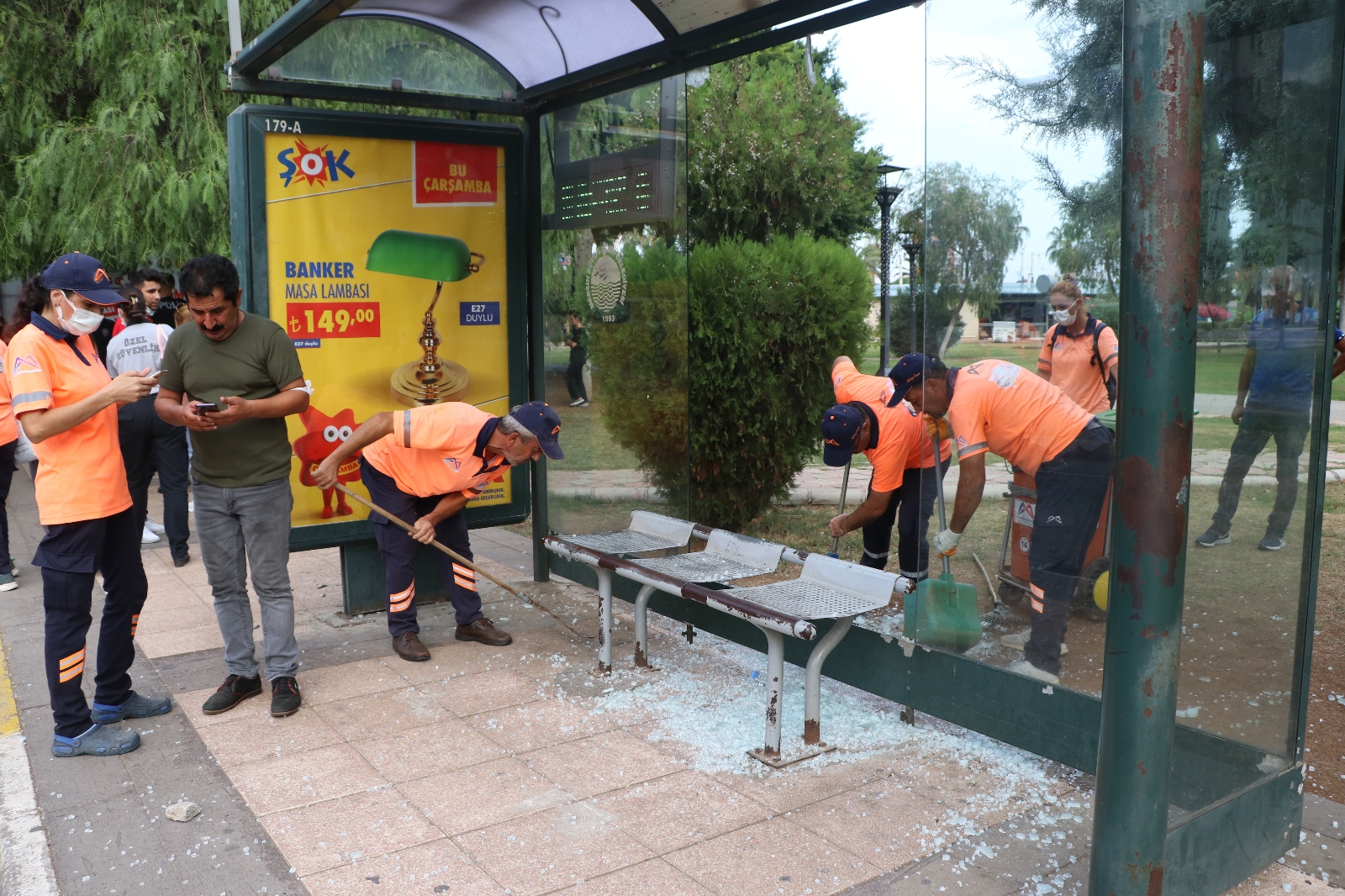Sinir krizi geçiren kadın otobüs durağına saldırdı