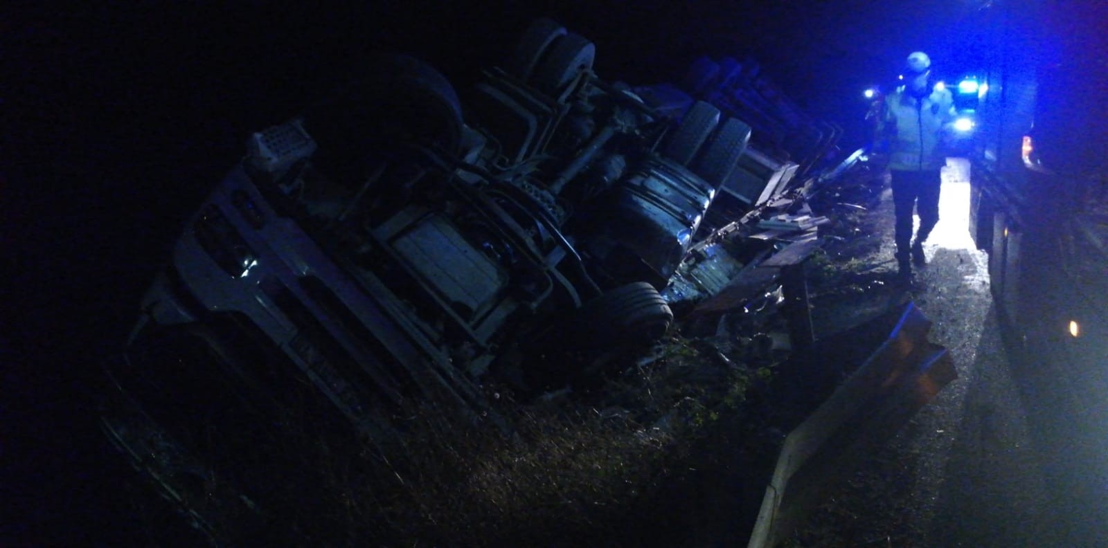 Mobilya Yüklü Tır Şarampole Yuvarlandı: 1 Yaralı