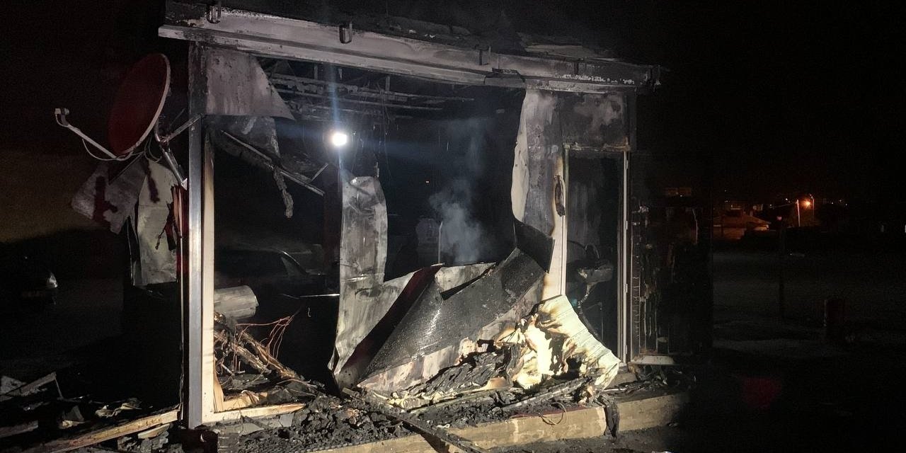 İşten çıkarılan operatör, iş makinesi ve kulübeyi ateşe verdi