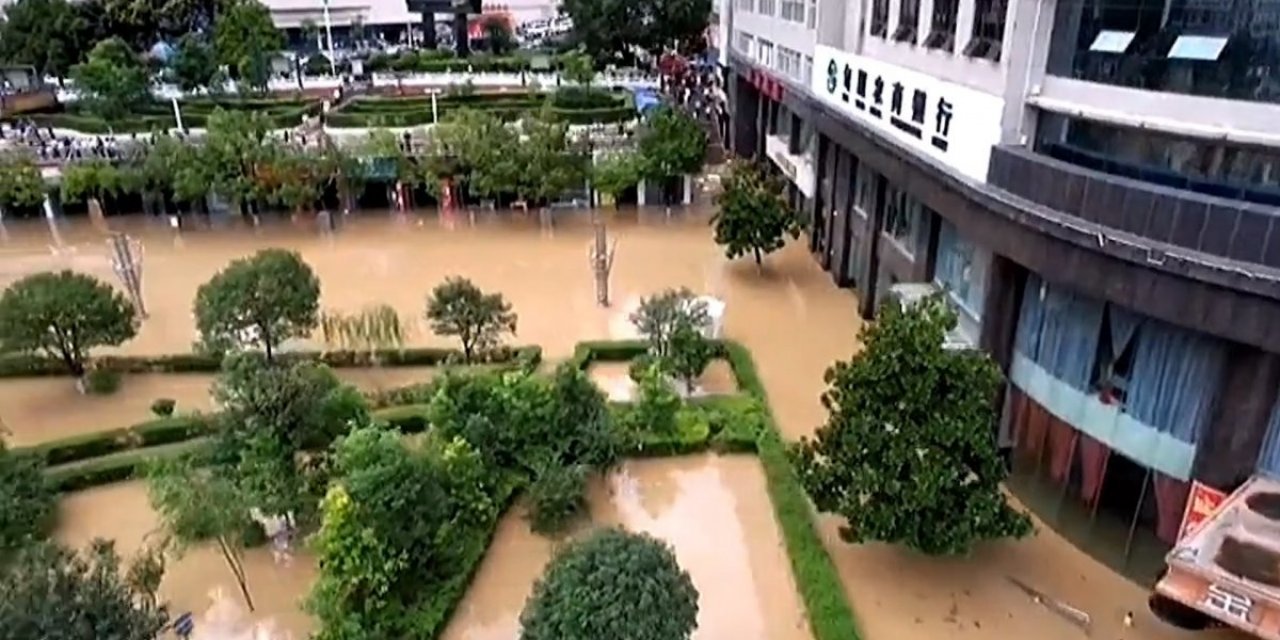 Çin’de sel felaketi: Sokaklar göle döndü