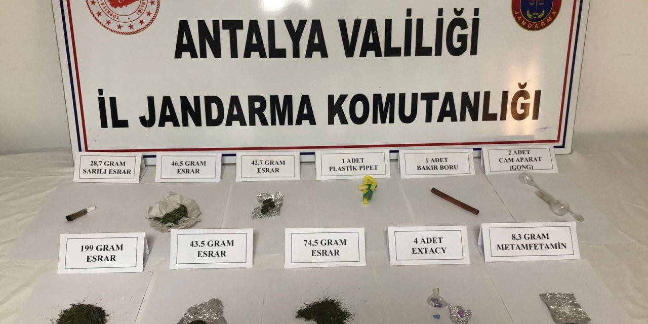 Kontrol noktasında durdurulan araçtan çok sayıda uyuşturucu madde çıktı