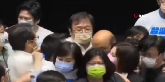 Tayvan parlamentosunda milletvekilleri birbirine girdi