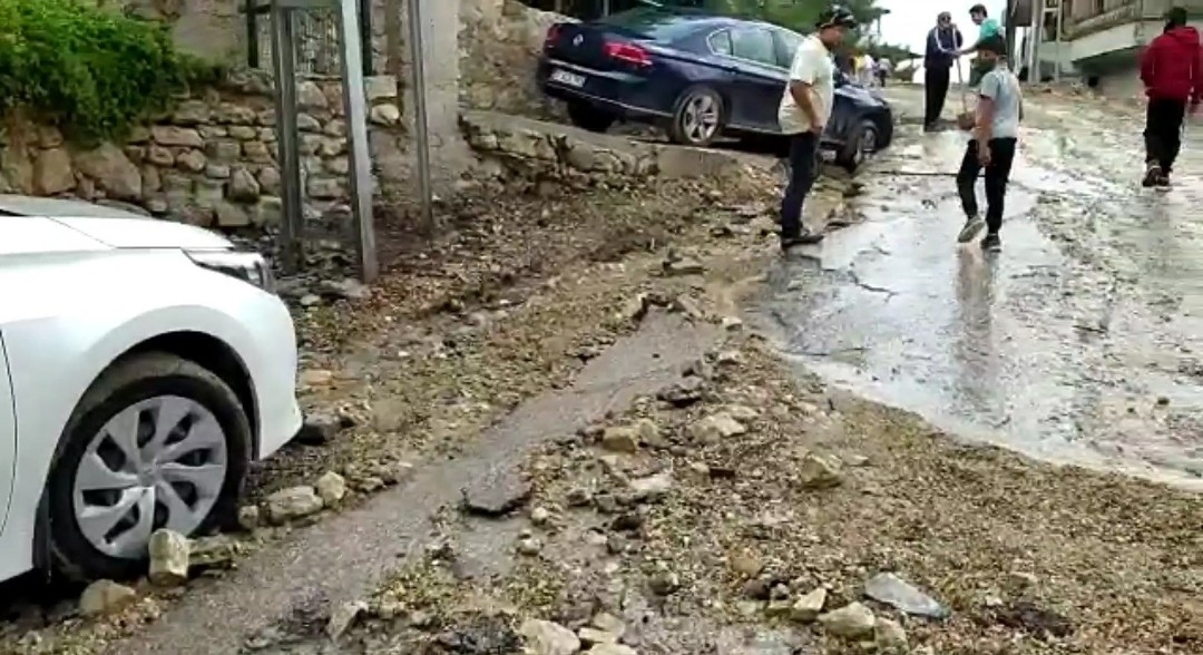 Hatay’da yollar çöktü, araçlar çukura düştü