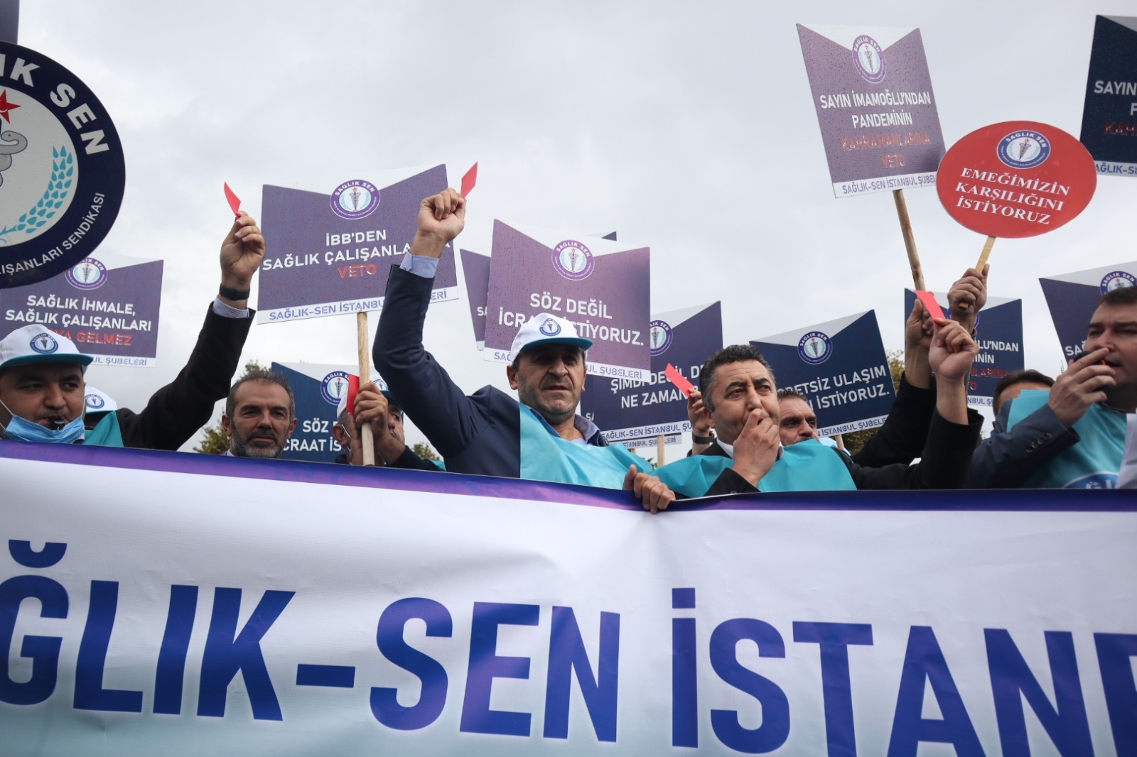 Sağlık çalışanlarından İBB Başkanı Ekrem İmamoğlu’na kırmızı kart