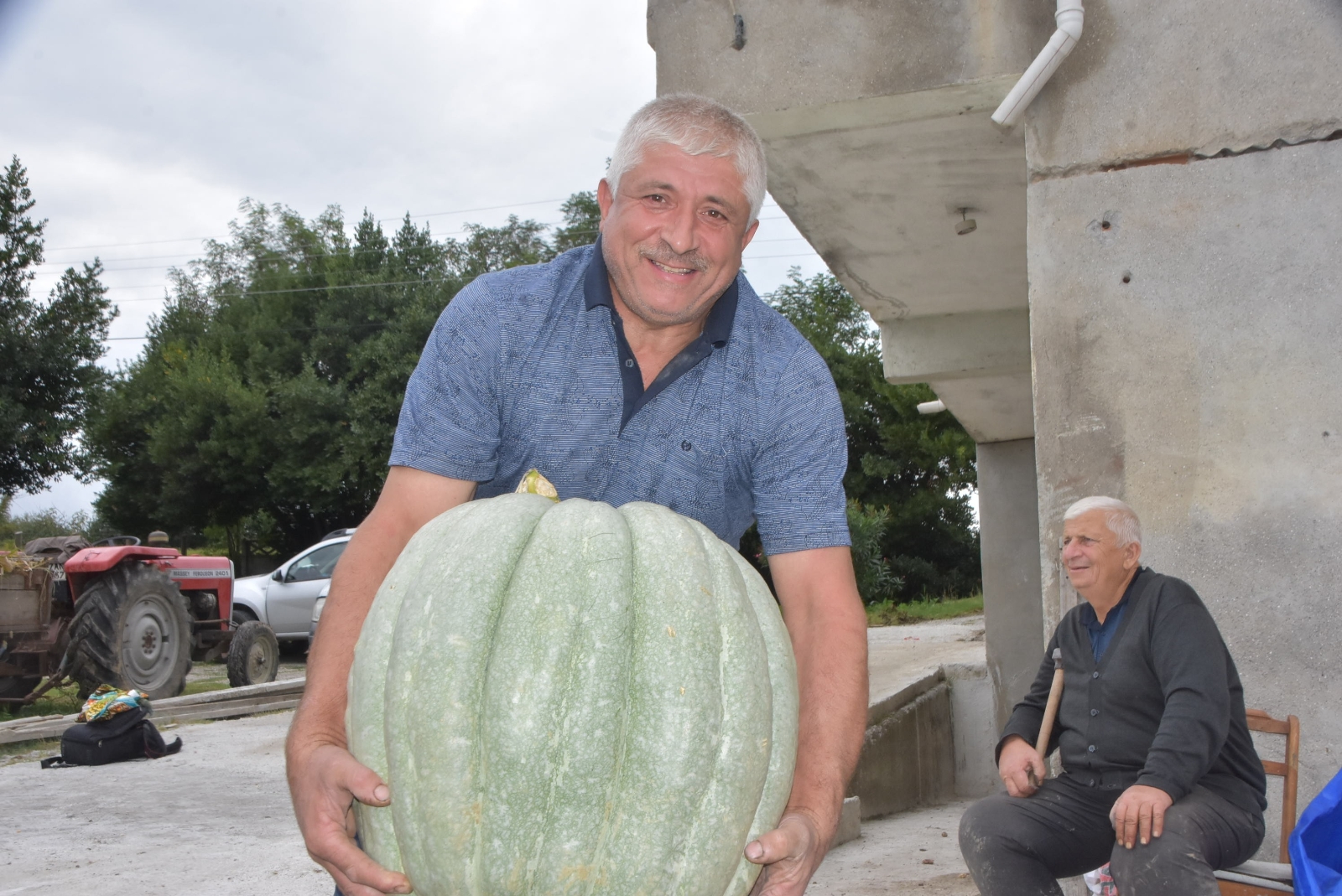 Bahçesinde 50 kiloluk bal kabağı yetiştirdi