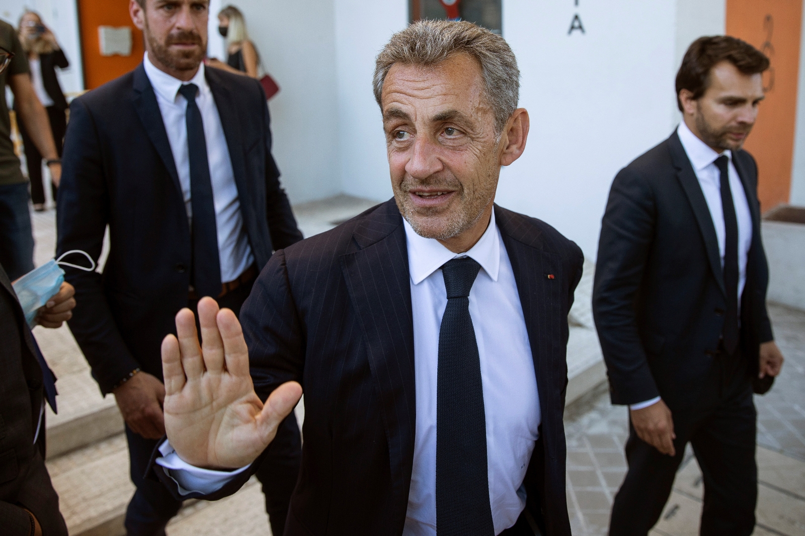 Eski Fransa Cumhurbaşkanı Sarkozy’e 1 yıl ev hapsi