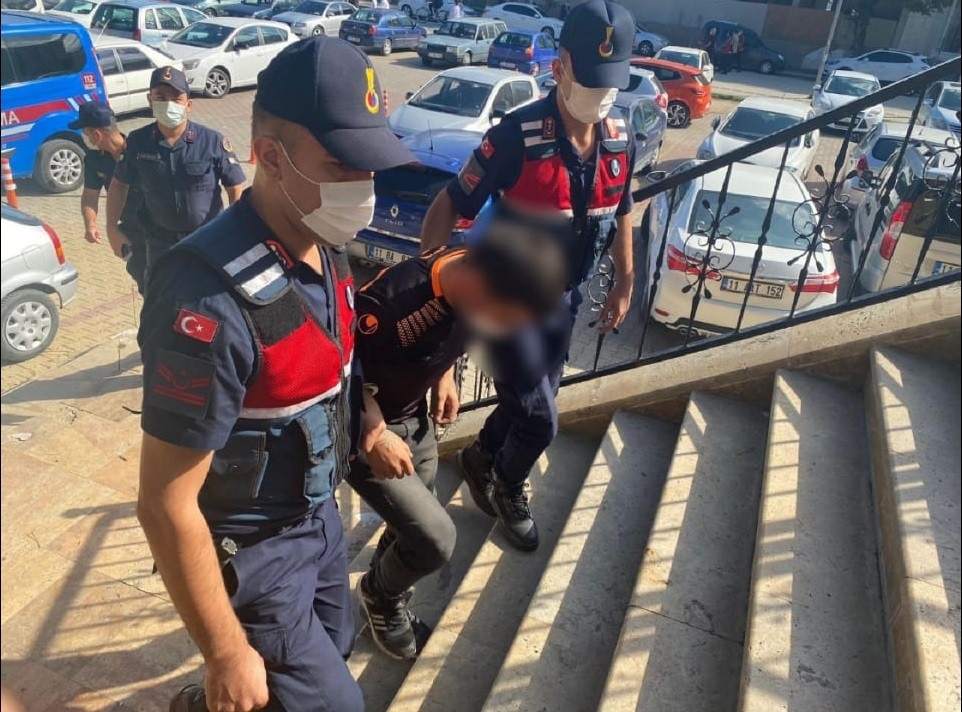 Bilecik’te çeşitli suçlardan aranan 2 kişi yakalanarak tutuklandı