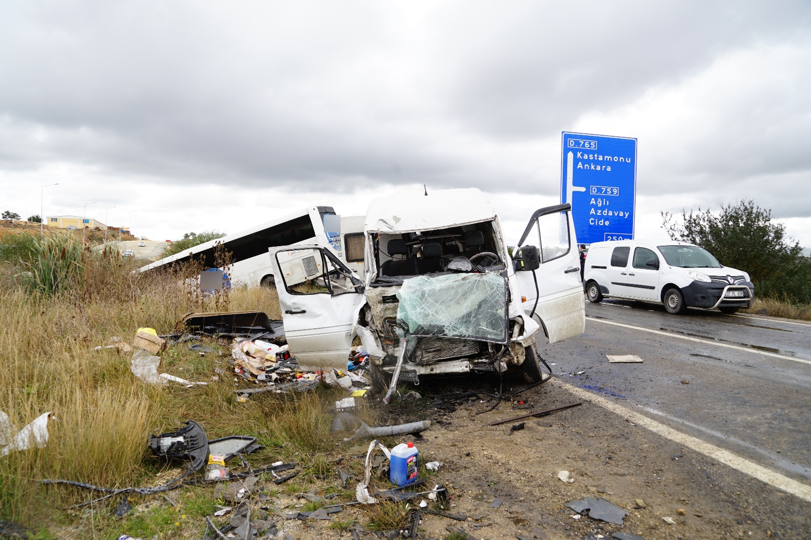 Yolcu otobüsü ile minibüs çarpıştı: 10 yaralı