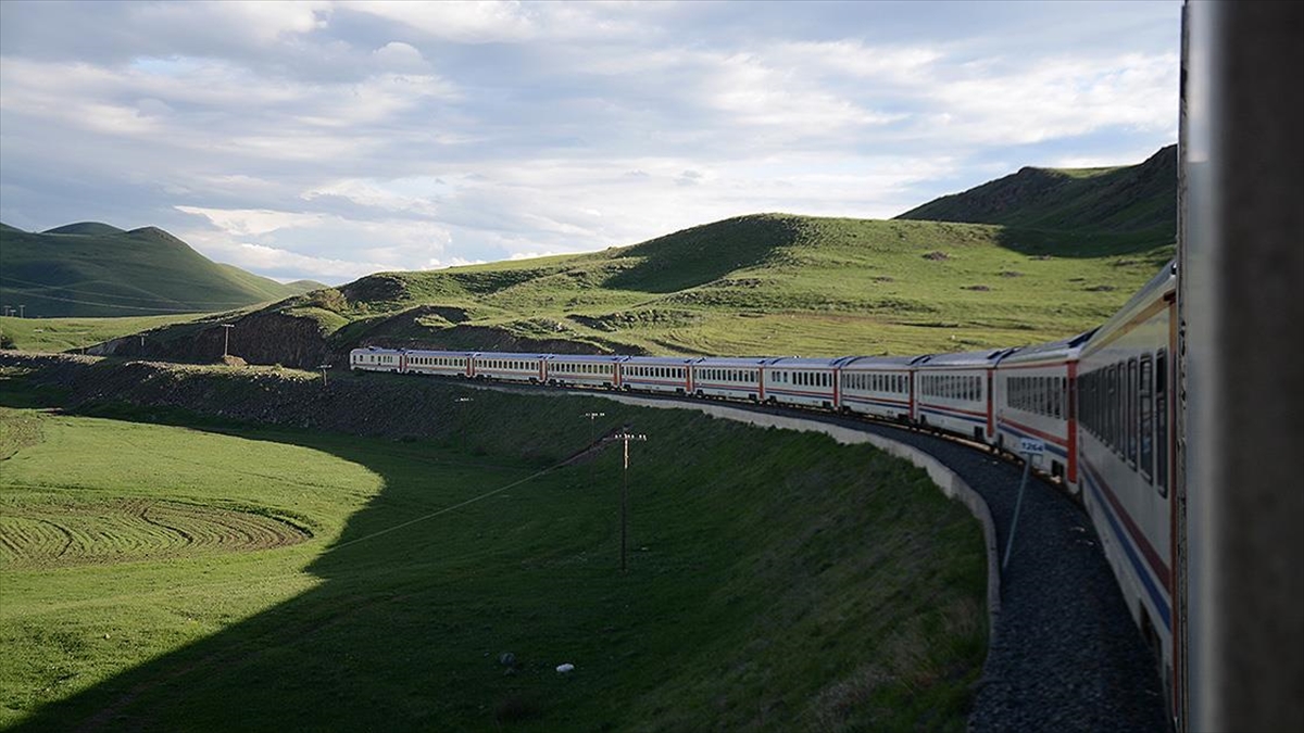 Doğu Ekspresi Yolcularına Her Mevsim Manzara Eşliğinde Seyahat İmkanı Sunuyor