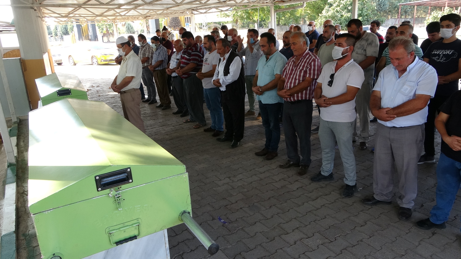 Kocası tarafından boğularak öldürülen anne ve çocukları toprağa verildi