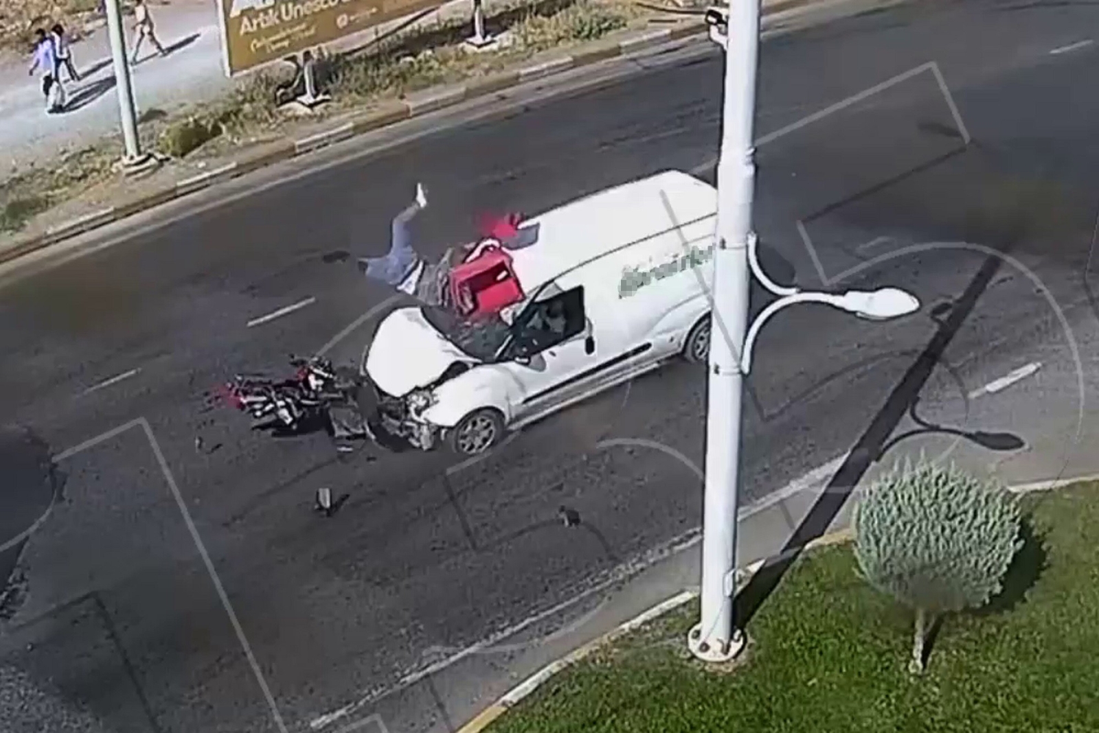 Feci kazada motosiklet sürücüsü havaya uçtu