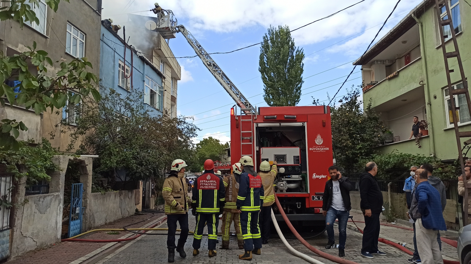 Esenyurt’ta 3 apartmana sıçrayan yangında faciadan dönüldü