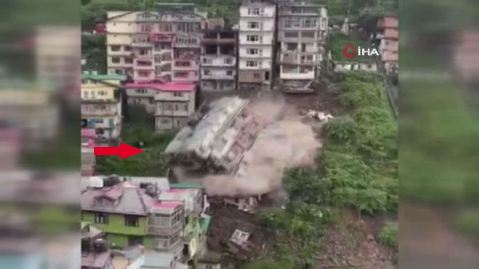 Hindistan’da Çok Katlı Bina Toprak Kayması Sonucu Yıkıldı