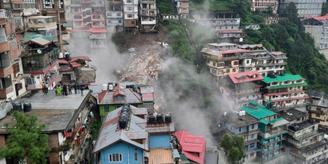 Hindistan’da 8 katlı bina, heyelan sonrası yıkıldı