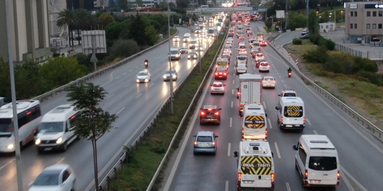 İstanbul’da yağmur sonrası trafik mesaisi başladı, yoğunluk yüzde 60’i gördü