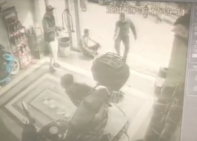 İstanbul’da dehşet anları: Kendisine küfür eden şahsın dükkanını basıp saldırdı