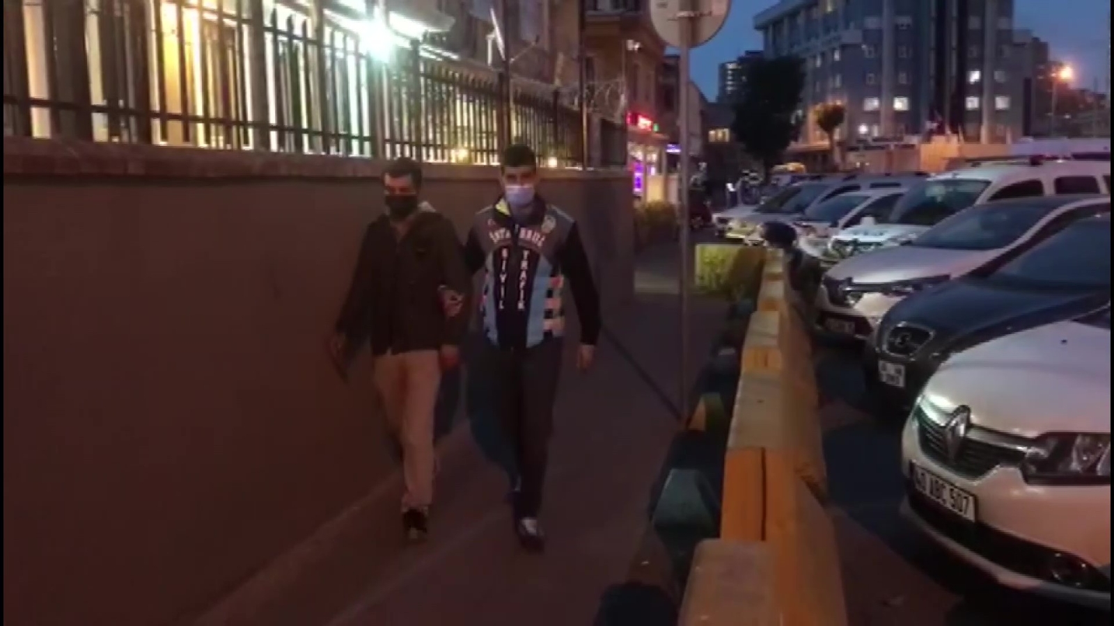 Kadıköy’de Değnekçi Polisle Pazarlık Yapınca Yakayı Ele Verdi