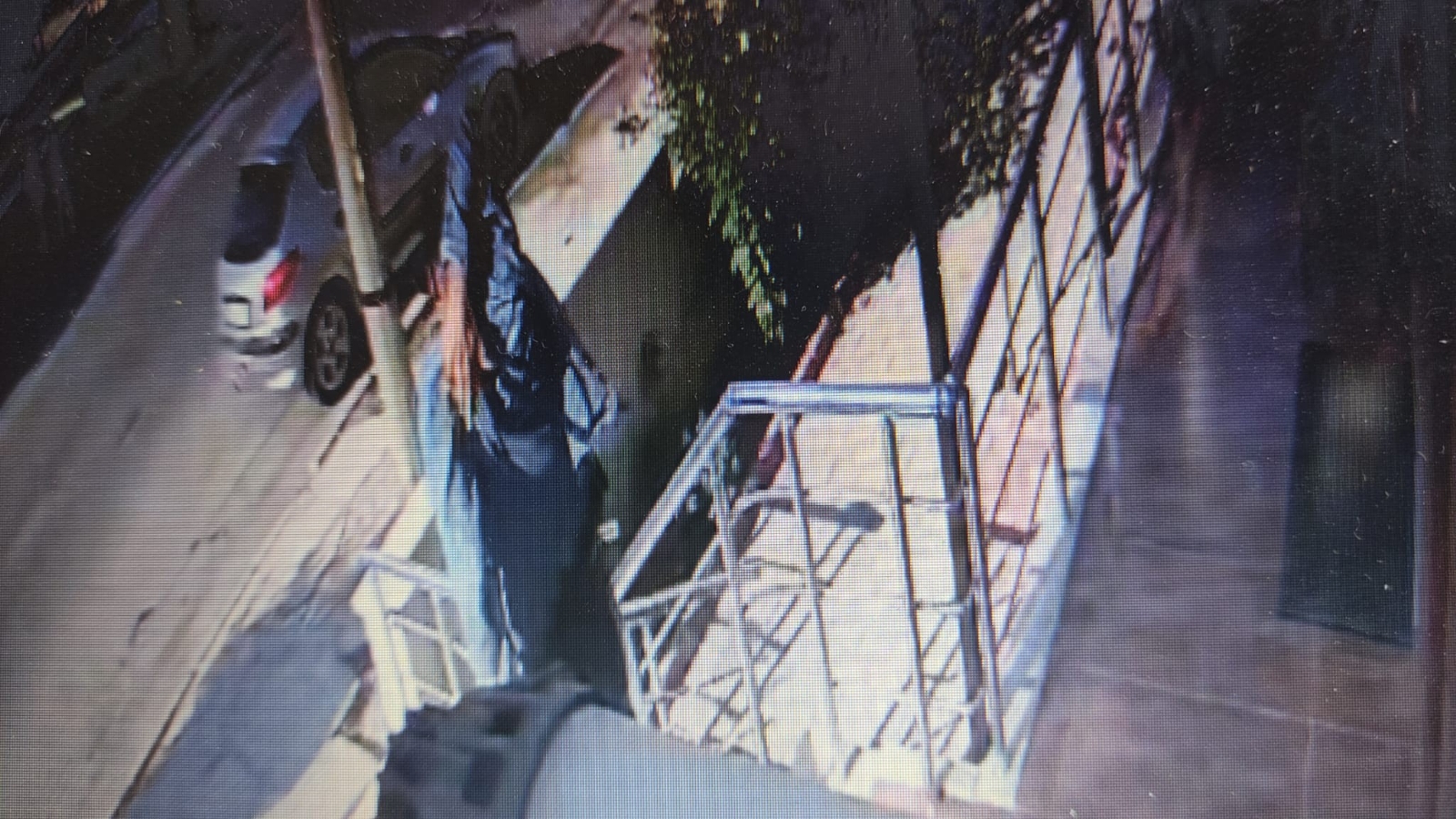 Fırlattığı Bıçak İsabet Etmeyince, Koşup Yakalayarak Sırtına Sapladı