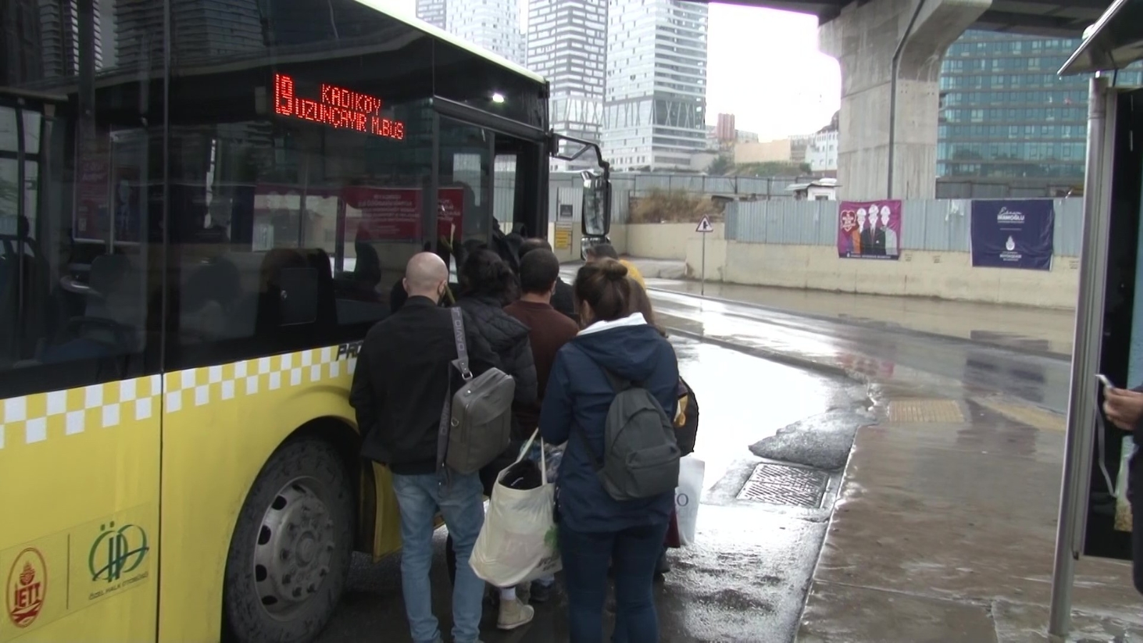 İstanbul’da Yağmur Yağdı, Vatandaş Yoğunlaşan Trafikten Dert Yandı