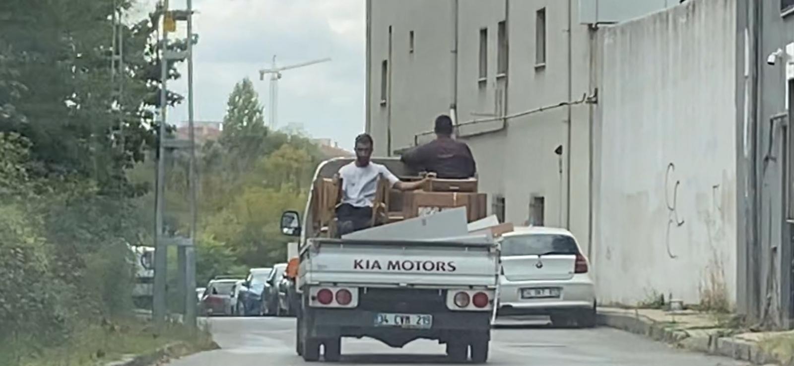 Çekmeköy’de sandalye üzerinde tehlikeli yolculuk kamerada