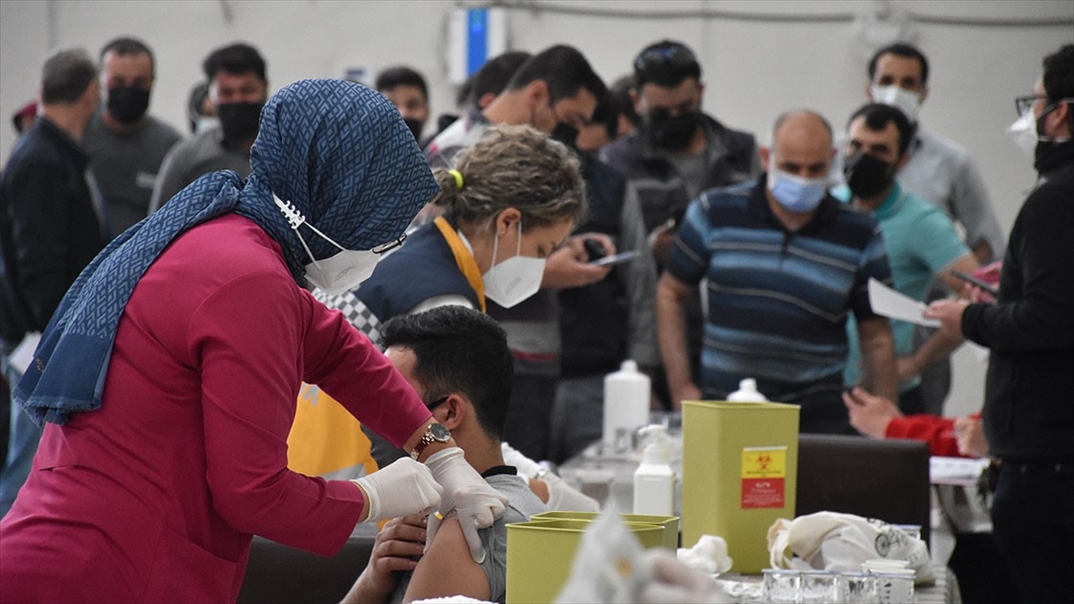 İki Doz Aşılamada 'Mavi Kategori'ye Giren İl Sayısı 19'a Yükseldi