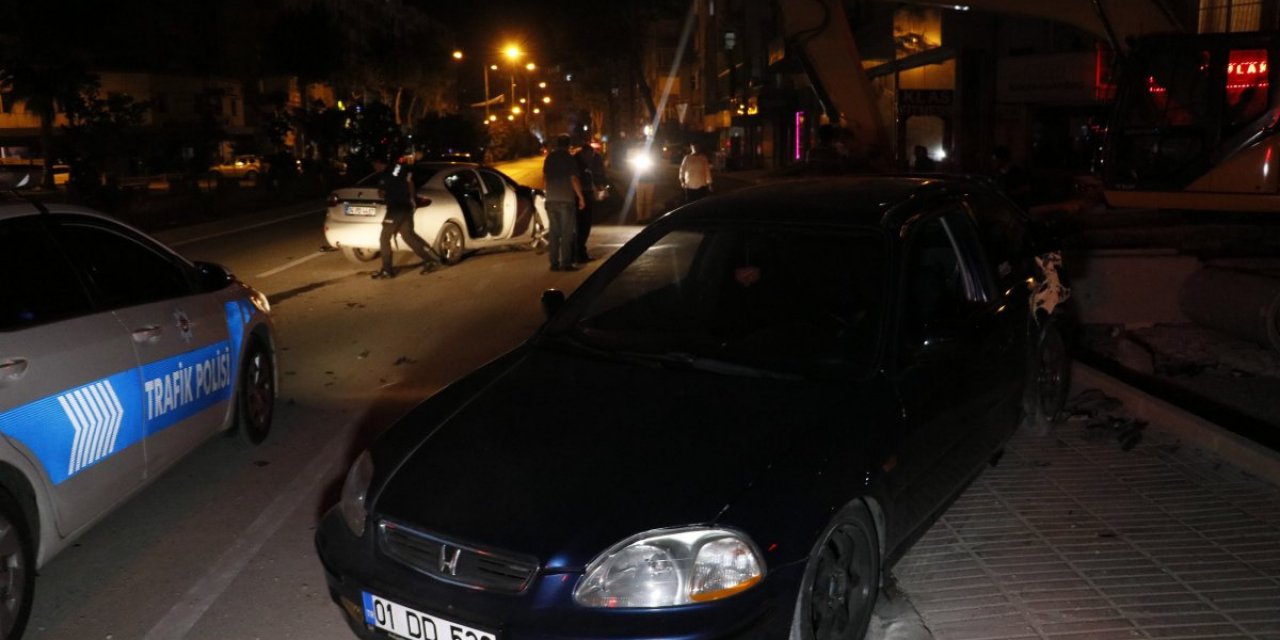 Adana'da kaza yaptıktan sonra bir kişiyi bıçaklayıp, kaçtılar