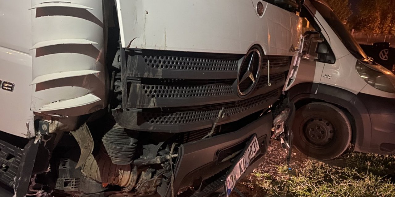 Sakarya'da alkollü iki kişi kamyonet çalarak, etrafa dehşet saçtı