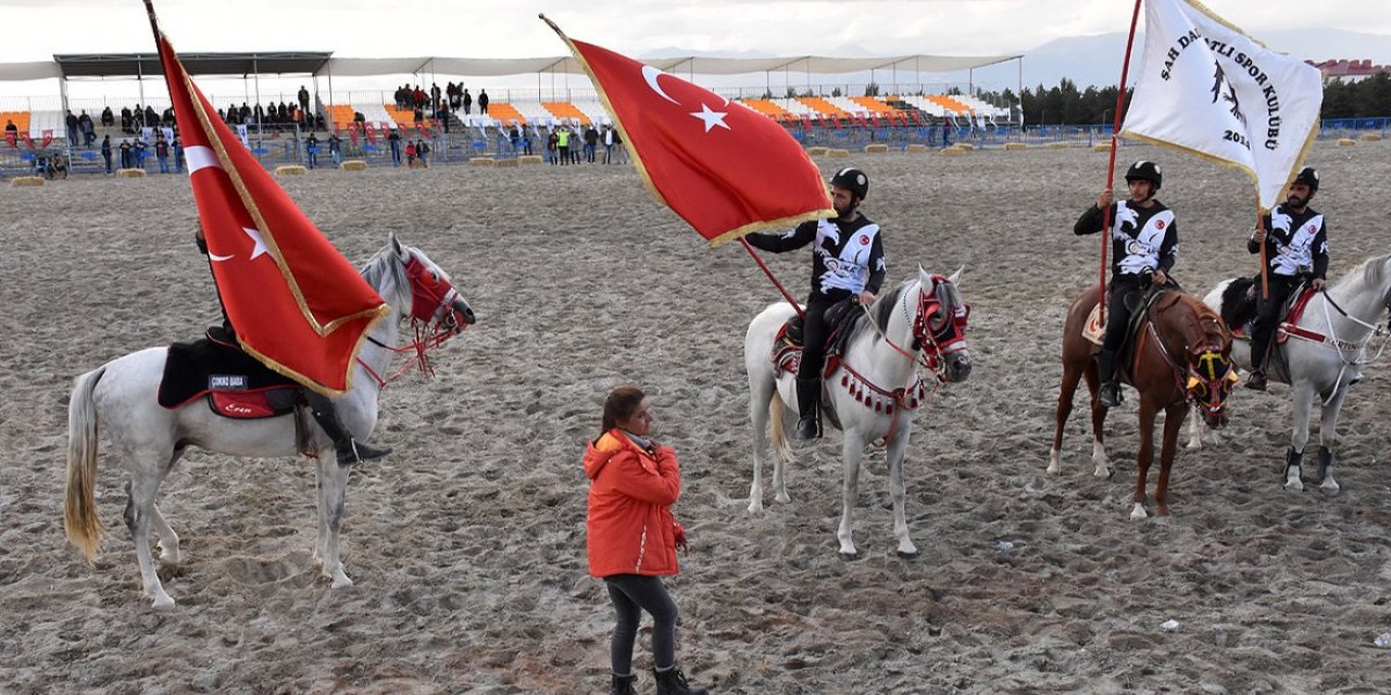 Erzurum'da cirit müsabakalarını kadın hakemler yönetiyor