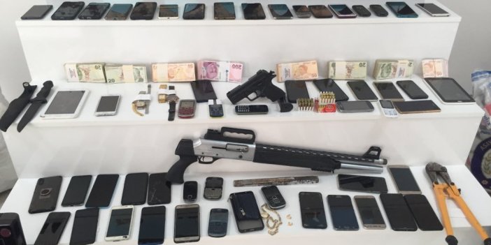 Hırsızların evinden servet çıktı