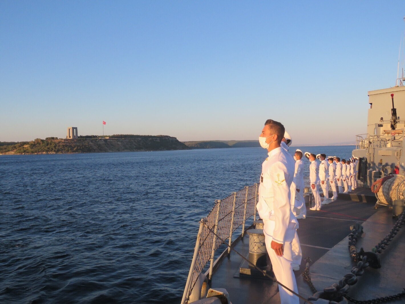 Genç Bahriyeliler, açık deniz eğitimlerinde Çanakkale Şehitler Abidesi’ni selamladı