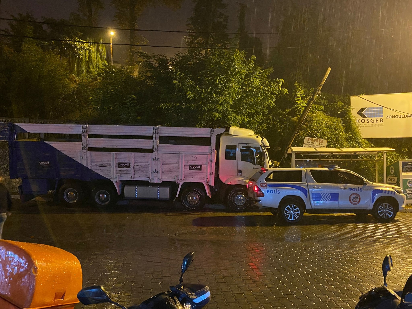 Kamyonet yolcu durağına çarptı, faciadan dönüldü