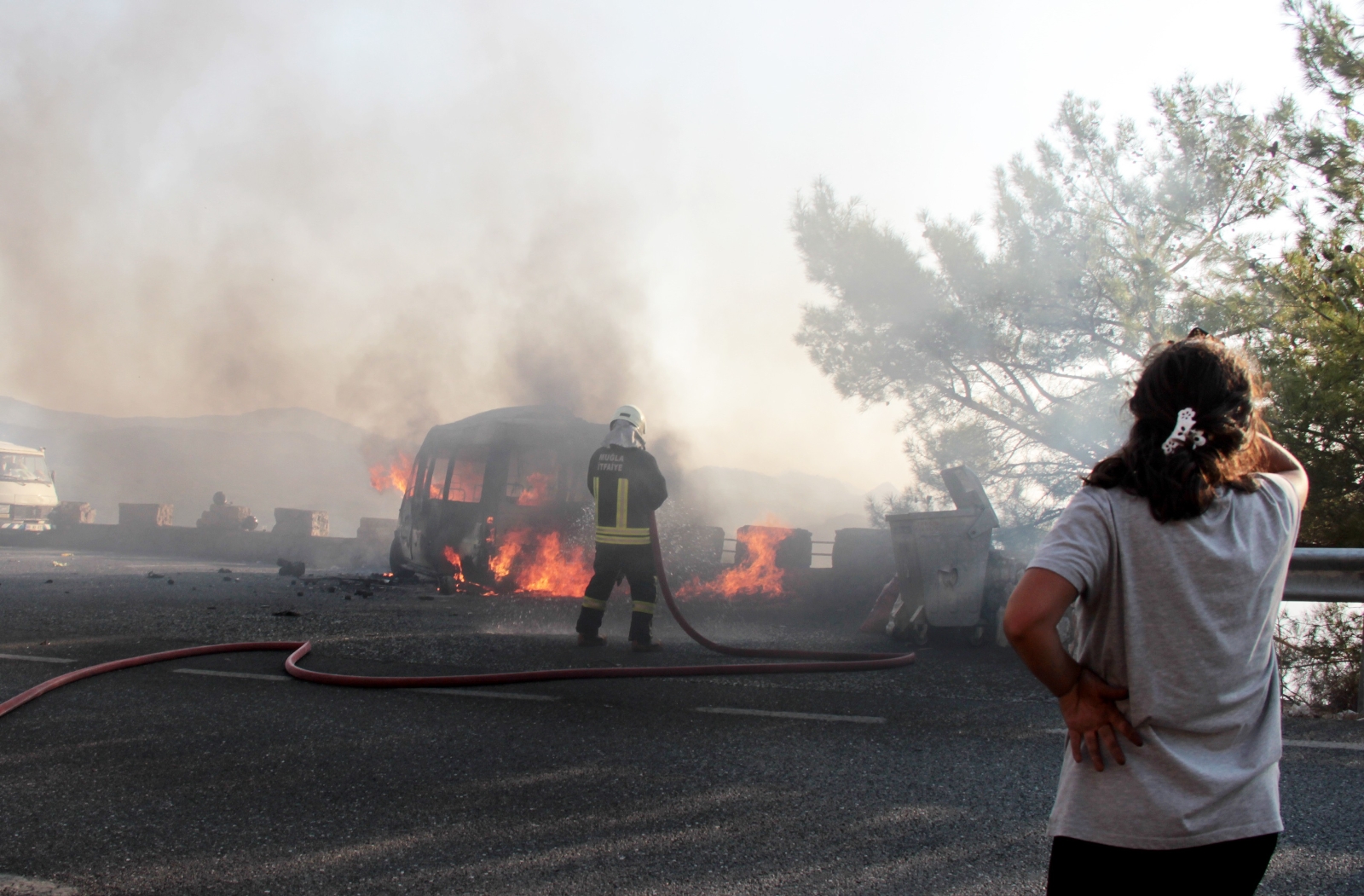 Ekmek teknelerinin yanışını gözyaşları içinde izlediler