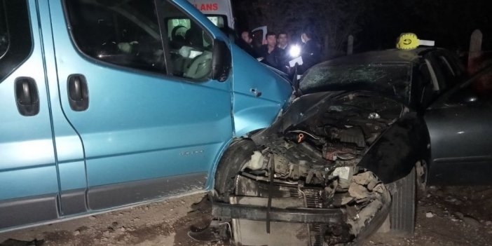 Minibüs ile otomobil kafa kafaya çarpıştı: 6 yaralı