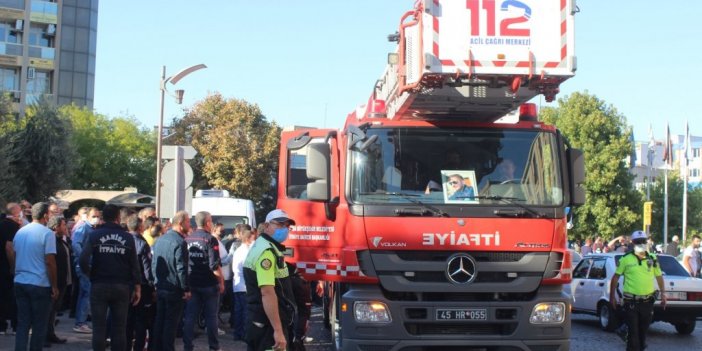 Manisa’da genç itfaiyeci son yolculuğuna itfaiye aracıyla gitti