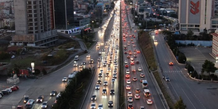 Güneşi gören İstanbullu sokağa çıktı, eve dönüşte trafik yüzde 60’ı buldu