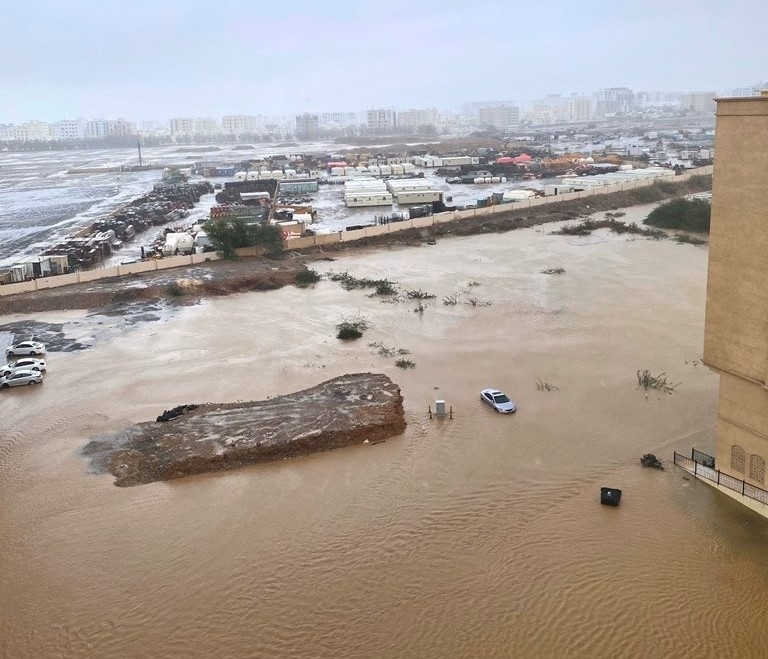 Umman’ı tropik fırtına vurdu: 1 çocuk öldü