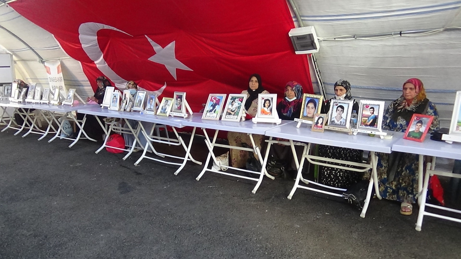 Aileler HDP ve PKK’ya karşı direniyor