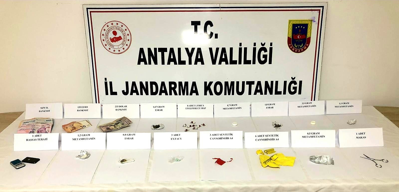 Uyuşturucu maddenin etkisindeki sürücünün aracından çeşit çeşit uyuşturucu madde çıktı