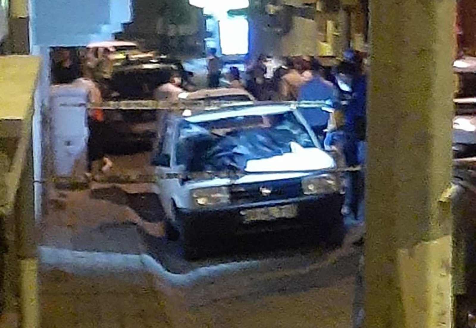 Balkondan yoldaki aracın üstüne düşen adam hayatını kaybetti