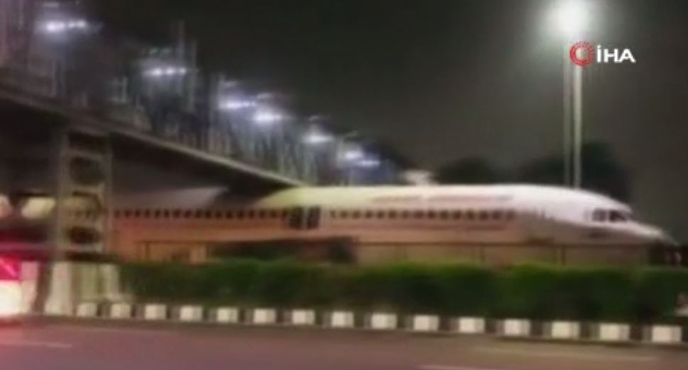 Hindistan’da köprünün altında sıkışan yolcu uçağı viral oldu