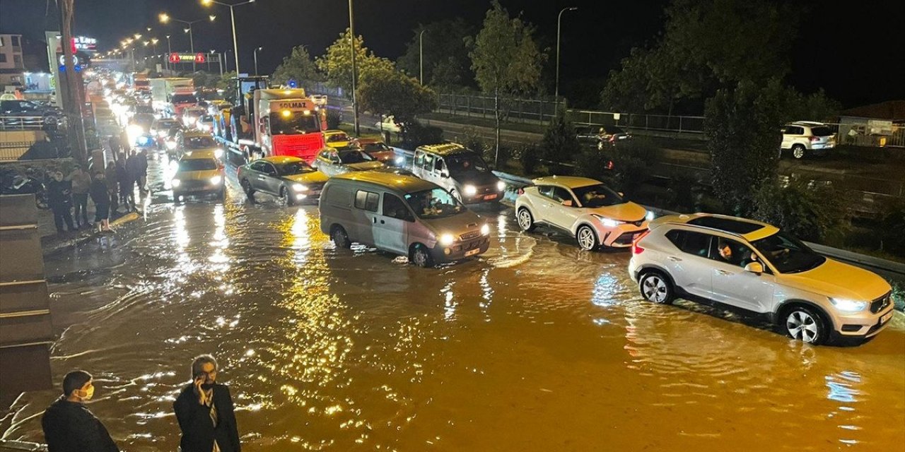 Trabzon'da sağanak yağış ulaşımı olumsuz etkiledi