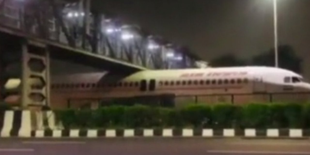 Hindistan'da uçak köprünün altına sıkıştı