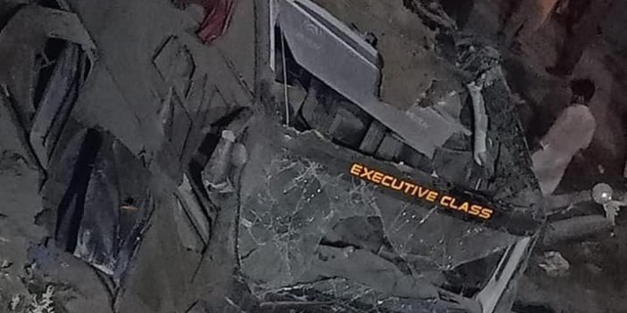 Pakistan’da yolcu otobüsü üst geçitten düştü: 7 ölü, 28 yaralı