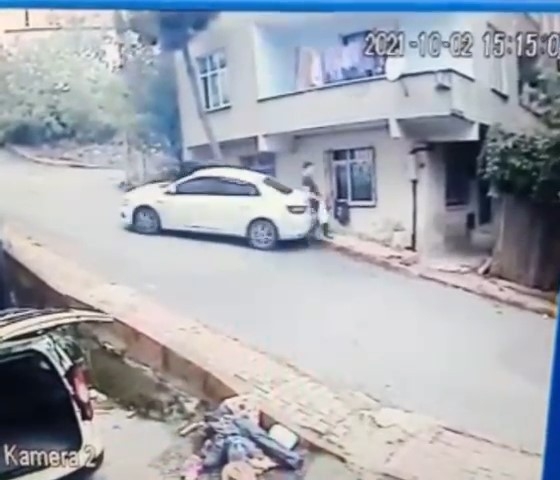 Sancaktepe’de Yolda Kayan Otomobilin Yayayı Ezdi!