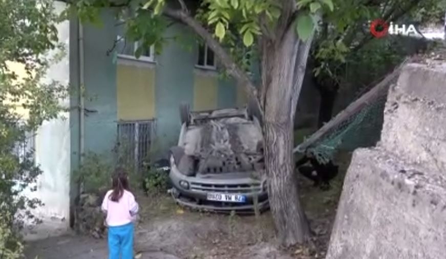 Karabük’te Otomobil Evin Bahçesine Uçtu: 2 Yaralı